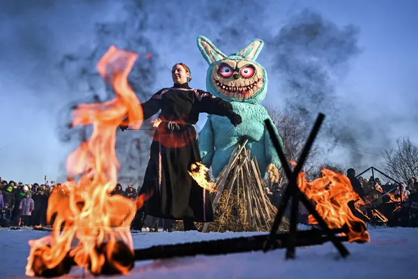 In alcune regioni, la gente saltava il falò dell'addio. In altre, i rifiuti accumulati nel villaggio venivano bruciati, oppure venivano gettati nel fuoco blinis e burro. Le ceneri venivano seppellite nella neve o sparse nei campi, poiché si credeva che questo avrebbe riscaldato più velocemente la terra e l'avrebbe resa più fertile. Nella foto: Rogo di un'effigie di Labubu nel Parco Archeologico di Argamach, nella regione di Lipetsk. In alcune regioni, la gente saltava il falò dell'addio. In altre, i rifiuti accumulati nel villaggio venivano bruciati, oppure venivano gettati nel fuoco blinis e burro. Le ceneri venivano sepolte nella neve o sparse nei campi, poiché si credeva che questo avrebbe riscaldato la terra più velocemente e l'avrebbe resa più fertile. Nella foto: Rogo di un'effigie di Labubu nel Parco Archeologico di Argamach nella regione di Lipetsk. - Sputnik Mundo