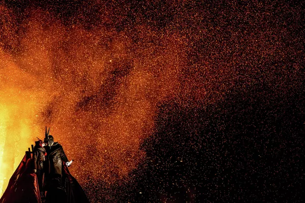 I principali partecipanti alla Maslenitsa erano gli sposi novelli. In alcune regioni, venivano invitati solo coloro che si erano sposati quell'anno, dopo le festività del Natale ortodosso. In altri luoghi, tutte le coppie che avevano celebrato le nozze dopo la Maslenitsa precedente erano considerate sposi novelli. Partecipavano a gite in slitta, visitavano i parenti e facevano simbolicamente rotolare il sole, fonte di vita e fertilità. Il rito di seppellire gli sposi novelli nella neve era molto comune. A volte, venivano gettati dalla slitta in un cumulo di neve. Alcuni ricercatori attribuiscono a questi rituali un significato purificatore e di prova. Nella foto: una coppia si bacia davanti al fuoco durante la combustione dell'effigie. I principali partecipanti alla Maslenitsa erano gli sposi novelli. In alcune regioni, venivano invitati solo coloro che si erano sposati quell'anno, dopo le festività del Natale ortodosso. In altri luoghi, tutte le coppie che avevano celebrato il matrimonio dopo la Maslenitsa precedente erano considerate sposi novelli. Partecipavano a gite in slitta, visitavano i parenti e facevano simbolicamente rotolare il sole, fonte di vita e fertilità. Il rito di seppellire gli sposi novelli nella neve era molto comune. A volte, venivano gettati dalla slitta in un cumulo di neve. Alcuni ricercatori attribuiscono a questi rituali un significato purificatore e di prova. Nella foto: una coppia si bacia davanti al fuoco durante la combustione dell'effigie. - Sputnik Mundo