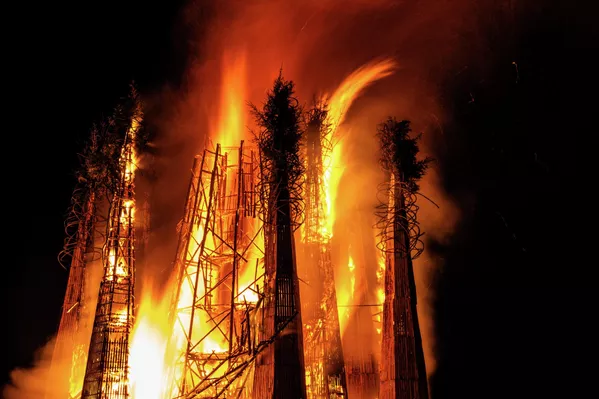 Il rituale principale e culminante della Maslenitsa è il rogo simbolico dell'effigie che rappresenta l'inverno, l'ultimo giorno della festa. Rappresenta la sepoltura dell'inverno e delle difficoltà ad esso associate. La foto mostra il rogo dell'effigie a Nikola-Lenivets. Quest'anno, l'effigie era un'installazione artistica a forma di un enorme cuore di 25 metri, che allude al personaggio di Danko del romanzo di Maksim Gor'kij, che si strappò il cuore per illuminare il cammino del suo popolo. Il rituale principale e culminante della Maslenitsa è il rogo simbolico di un'effigie che rappresenta l'inverno, l'ultimo giorno della festa. Rappresenta la sepoltura dell'inverno e delle difficoltà ad esso associate. La foto mostra il rogo dell'effigie a Nikola-Lenivets. Quest'anno, l'effigie era un'installazione artistica a forma di un enorme cuore di 25 metri, che allude al personaggio di Danko del romanzo di Maksim Gor'kij, che si strappò il cuore per illuminare il cammino del suo popolo. - Sputnik Mundo
