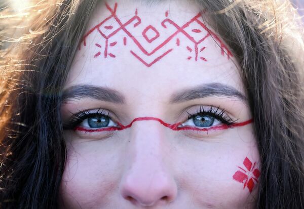 La historia de Máslenitsa se remonta a la época precristiana. Los eslavos orientales celebraban esta festividad vinculándola con rituales de despedida del invierno y bienvenida de la primavera. Tradiciones similares existían entre otros pueblos indoeuropeos, simbolizando la renovación de la naturaleza y el inicio de un nuevo ciclo.Según una versión, la fiesta estaba dedicada al dios eslavo de la tierra Veles, protector del ganado y la fertilidad. Según otra, representaba la despedida del invierno y el despertar de la tierra. Coincidía con el equinoccio de primavera, cuando el sol comenzaba a vencer al frío.En la foto: el rostro de una joven pintado con ornamentos paganos eslavos. La historia de Máslenitsa se remonta a la época precristiana. Los eslavos orientales celebraban esta festividad vinculándola con rituales de despedida del invierno y bienvenida de la primavera. Tradiciones similares existían entre otros pueblos indoeuropeos, simbolizando la renovación de la naturaleza y el inicio de un nuevo ciclo.Según una versión, la fiesta estaba dedicada al dios eslavo de la tierra Veles, protector del ganado y la fertilidad. Según otra, representaba la despedida del invierno y el despertar de la tierra. Coincidía con el equinoccio de primavera, cuando el sol comenzaba a vencer al frío.En la foto: el rostro de una joven pintado con ornamentos paganos eslavos. - Sputnik Mundo