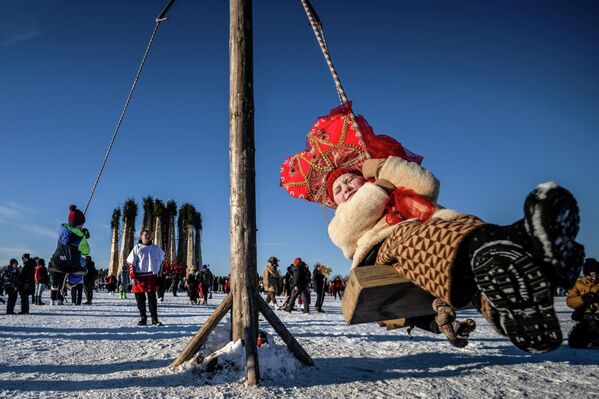 Las peleas durante Máslenitsa también tenían carácter ritual. Se medían las fuerzas, para que naciera una cosecha fuerte. El lugar más habitual era el hielo de los ríos.Estaba prohibido causar lesiones graves intencionalmente o ajustar cuentas personales. Se luchaba con las manos desnudas, sin palos ni armas. Existía la regla de no golpear al caído ni a quien estuviera sangrando. Los hombres más fuertes no participaban directamente, sino que actuaban como observadores y mediadores.En la foto: celebración en el parque Nikola-Lenívets. Las peleas durante Máslenitsa también tenían carácter ritual. Se medían las fuerzas, para que naciera una cosecha fuerte. El lugar más habitual era el hielo de los ríos.Estaba prohibido causar lesiones graves intencionalmente o ajustar cuentas personales. Se luchaba con las manos desnudas, sin palos ni armas. Existía la regla de no golpear al caído ni a quien estuviera sangrando. Los hombres más fuertes no participaban directamente, sino que actuaban como observadores y mediadores.En la foto: celebración en el parque Nikola-Lenívets. - Sputnik Mundo