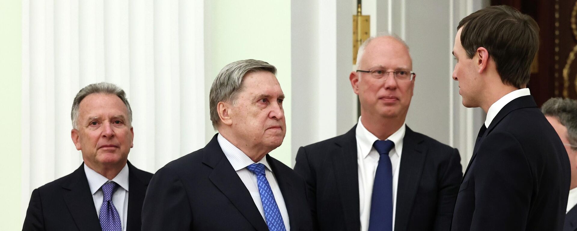 El enviado especial del presidente de Estados Unidos, Steven Witkoff, el asistente del presidente de Rusia, Yuri Ushakov, el director general del Fondo Ruso de Inversión Directa, Kiril Dmítriev, y el yerno del presidente de los Estados Unidos, Jared Kushner, antes de la reunión en Moscú  - Sputnik Mundo, 1920, 22.02.2026