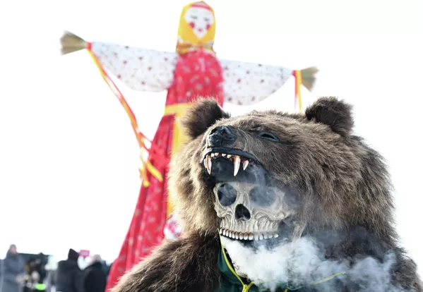 Durante la Maslenitsa, le gelate spesso persistono, ma l'anima russa anela già alla primavera. Ecco perché la festa è diventata associata all'addio all'inverno. L'orso, simbolo dell'arrivo della primavera, era una parte indispensabile dei festeggiamenti. Un uomo indossava una pelle d'orso e ballava con i vicini. Più tardi, nelle città, persino orsi vivi venivano esposti nelle piazze. Nella foto: un uomo con una pelle d'orso durante la celebrazione della Maslenitsa. Durante la Maslenitsa, le gelate spesso persistono, ma l'anima russa anela già alla primavera. Ecco perché la festa è diventata associata all'addio all'inverno. L'orso, simbolo dell'arrivo della primavera, era una parte indispensabile dei festeggiamenti. Un uomo indossava una pelle d'orso e ballava con i vicini. Più tardi, nelle città, persino orsi vivi venivano esposti nelle piazze. Nella foto: un uomo con una pelle d'orso durante la celebrazione della Maslenitsa. - Sputnik Mundo
