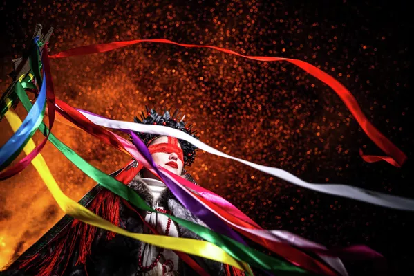Oltre a salutare l'inverno, la Domenica del Perdono, i cristiani ortodossi si chiedono perdono a vicenda e vanno in chiesa. Il giorno seguente segna l'inizio della Quaresima. Nella foto: una donna in giacca e cravatta in piedi davanti a uno sfondo di scintille provenienti da un'effigie in fiamme. Oltre a salutare l'inverno, la Domenica del Perdono, i cristiani ortodossi si chiedono perdono a vicenda e vanno in chiesa. Il giorno seguente segna l'inizio della Quaresima. Nella foto: una donna in giacca e cravatta in piedi davanti a uno sfondo di scintille provenienti da un'effigie in fiamme. - Sputnik Mundo