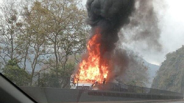 No cesan los bloqueos carreteros en México tras muerte del líder del Cártel Jalisco Nueva Generación - Sputnik Mundo