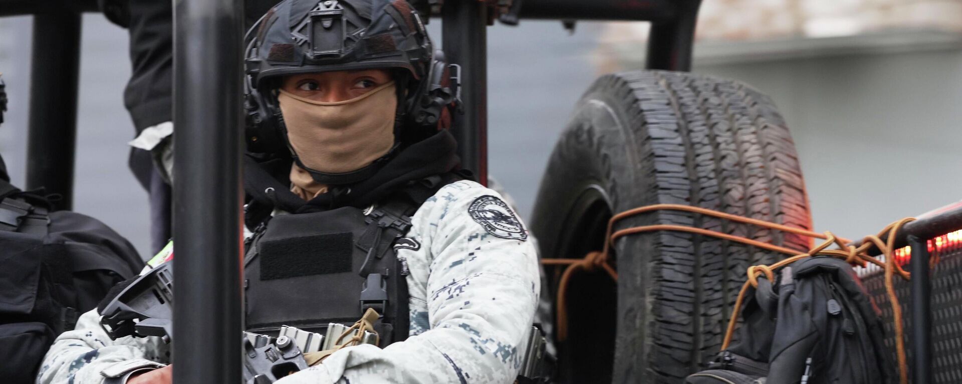 Un guardia nacional patrulla el área afuera de la sede de la Fiscalía General de la República en la Ciudad de México, el 22 de febrero de 2026, luego de que las autoridades informaran que el Ejército mexicano mató al líder del Cártel Jalisco Nueva Generación, Nemesio Oseguera, conocido como El Mencho - Sputnik Mundo, 1920, 24.02.2026