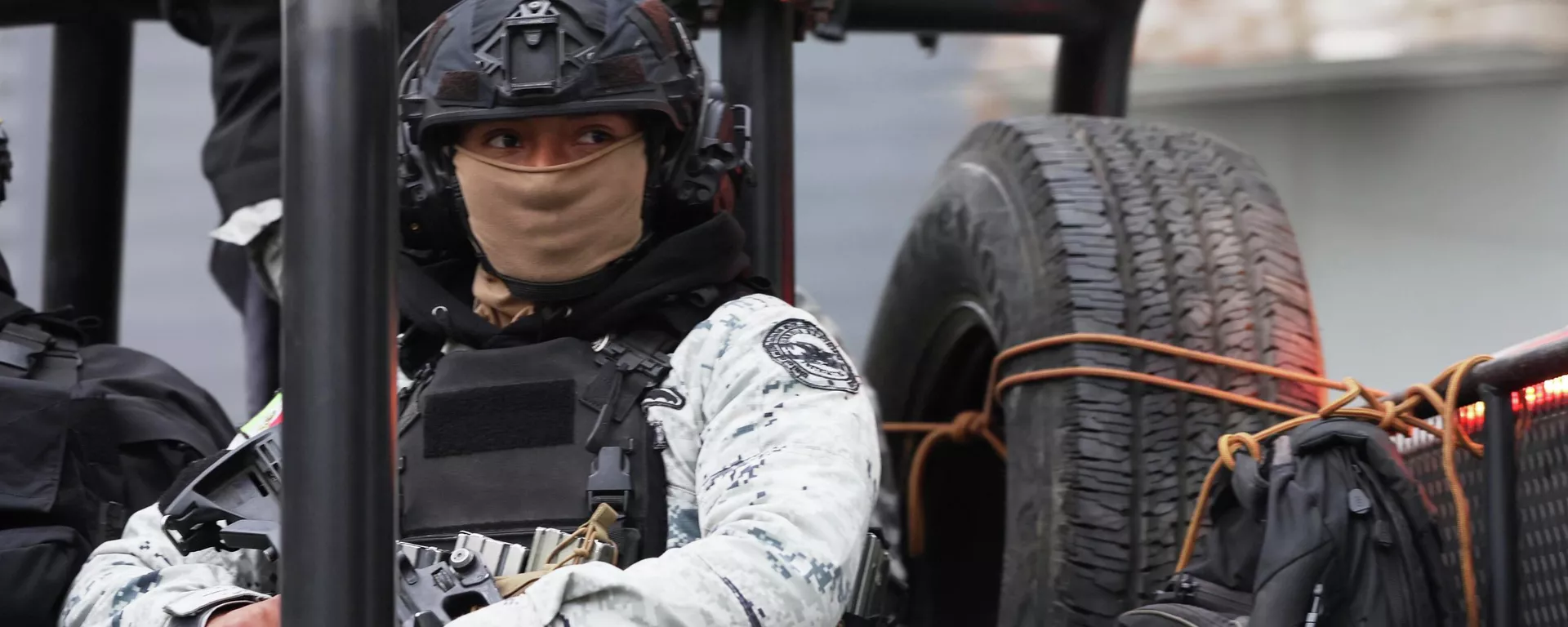 Un guardia nacional patrulla el área afuera de la sede de la Fiscalía General de la República en la Ciudad de México, el 22 de febrero de 2026, luego de que las autoridades informaran que el Ejército mexicano mató al líder del Cártel Jalisco Nueva Generación, Nemesio Oseguera, conocido como El Mencho - Sputnik Mundo, 1920, 24.02.2026