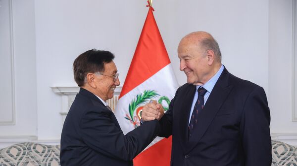 El presidente de Perú, José María Balcázar, junto a su primer ministro, Hernando de Soto, tras una primera reunión en febrero de 2026 - Sputnik Mundo