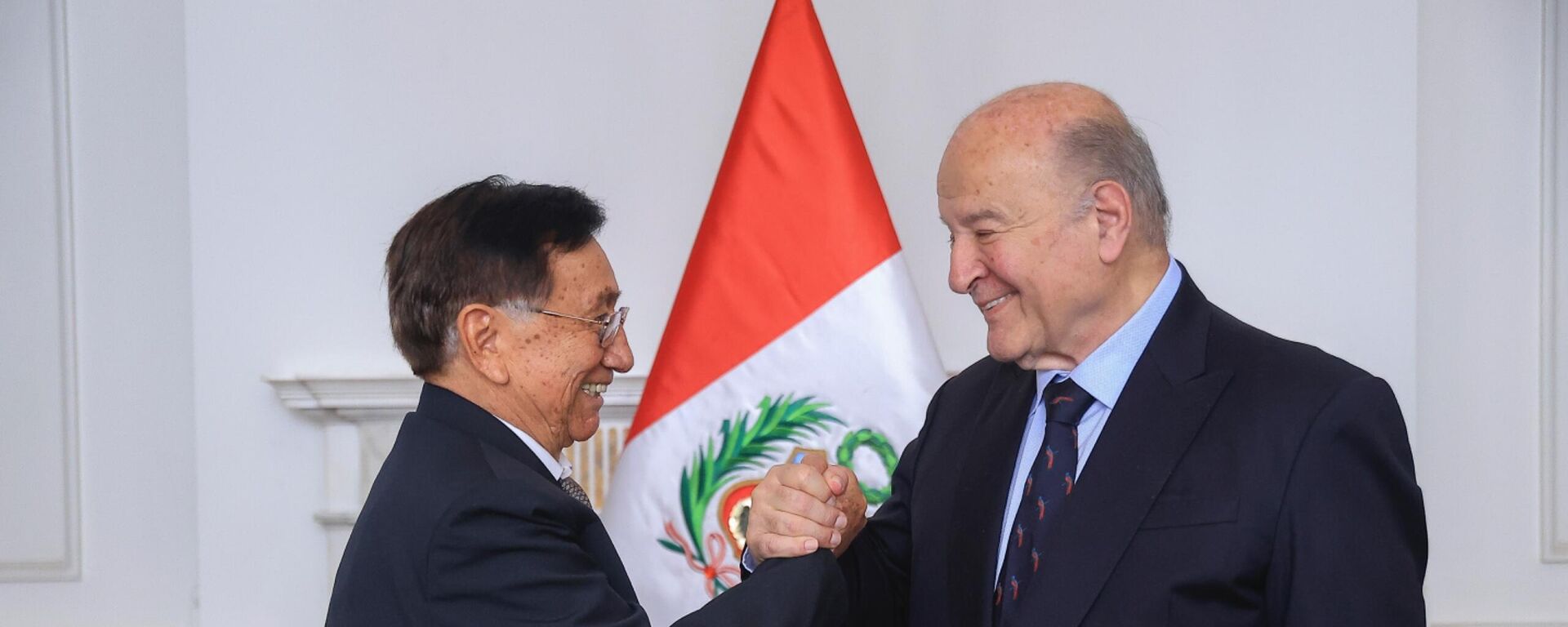 El presidente de Perú, José María Balcázar, junto a su primer ministro, Hernando de Soto, tras una primera reunión en febrero de 2026 - Sputnik Mundo, 1920, 23.02.2026