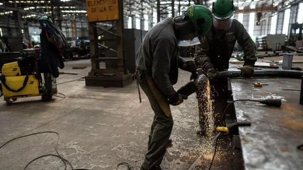 Recesión y aluvión de importaciones: el cóctel que presiona la producción y el empleo en Argentina - Sputnik Mundo