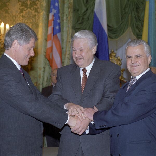 Bill Clinton, Borís Yeltsin y Leonid Kravchuk, presidente de Ucrania, tras firmar la Declaración Trilateral en Moscú el 14 de enero de 1994. - Sputnik Mundo