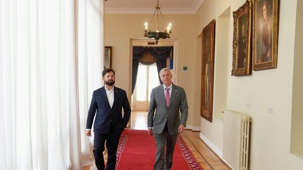 El presidente de Chile, Gabriel Boric, y el presidente electo, José Antonio Kast, durante un encuentro de transición diciembre de 2025 - Sputnik Mundo