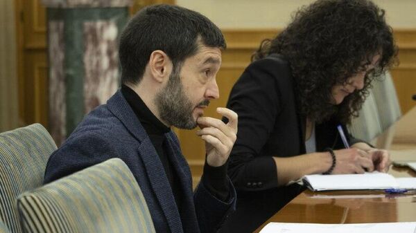 España planea prohibir la venta de bebidas energéticas a menores de 16 años - Sputnik Mundo