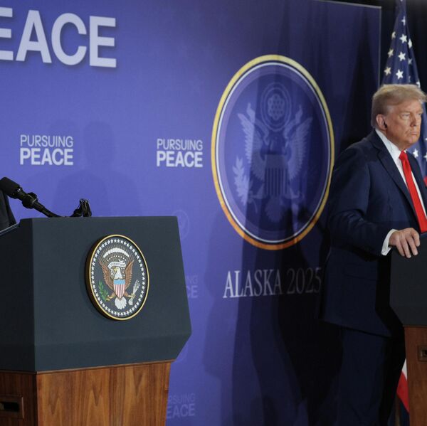 El presidente de Rusia, Vladímir Putin, y el presidente de Estados Unidos, Donald Trump, en la rueda de prensa tras las negociaciones en Alaska.  - Sputnik Mundo