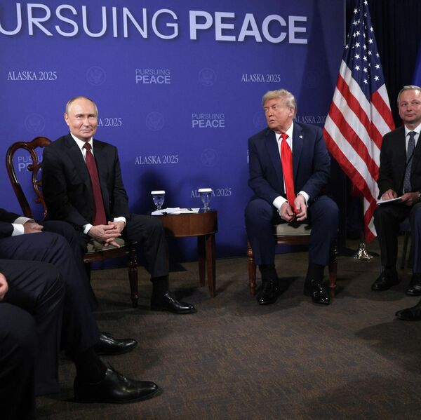 El presidente de Rusia, Vladímir Putin, y el presidente de Estados Unidos, Donald Trump, durante las negociaciones en Anchorage, Alaska. - Sputnik Mundo
