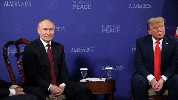 El presidente de Rusia, Vladímir Putin, y el presidente de Estados Unidos, Donald Trump, durante las negociaciones en Anchorage, Alaska. - Sputnik Mundo