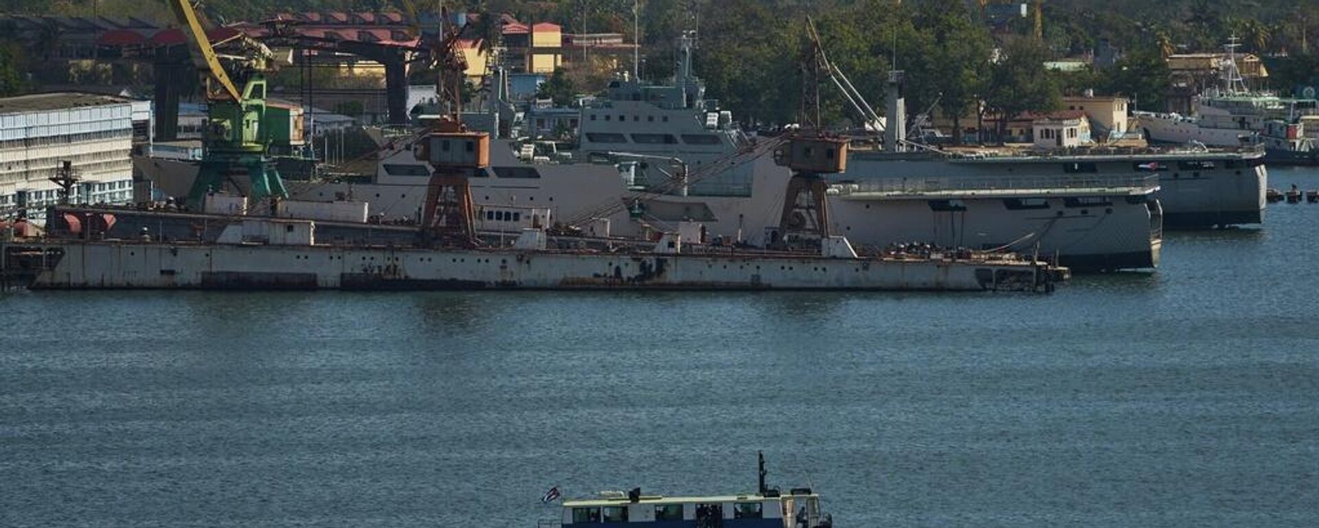 Un ferry navega por la bahía de La Habana mientras pasa junto a los barcos de la Guardia Costera - Sputnik Mundo, 1920, 26.02.2026