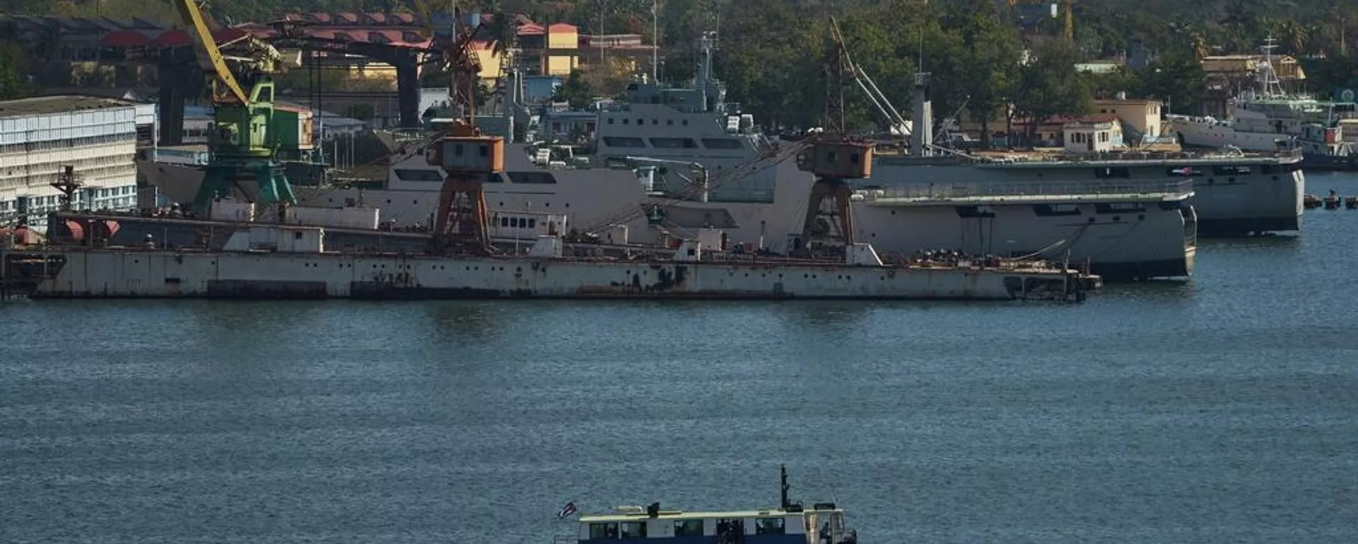 Un ferry navega por la bahía de La Habana mientras pasa junto a los barcos de la Guardia Costera - Sputnik Mundo, 1920, 26.02.2026