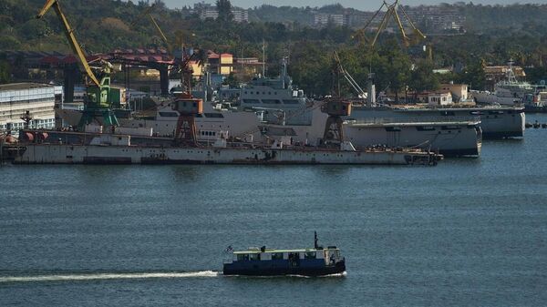 Un ferry navega por la bahía de La Habana mientras pasa junto a los barcos de la Guardia Costera - Sputnik Mundo