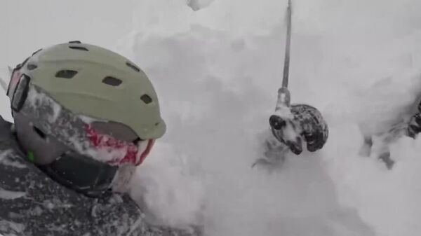 Esquiadores rescatan a un hombre que se asfixiaba bajo la nieve - Sputnik Mundo