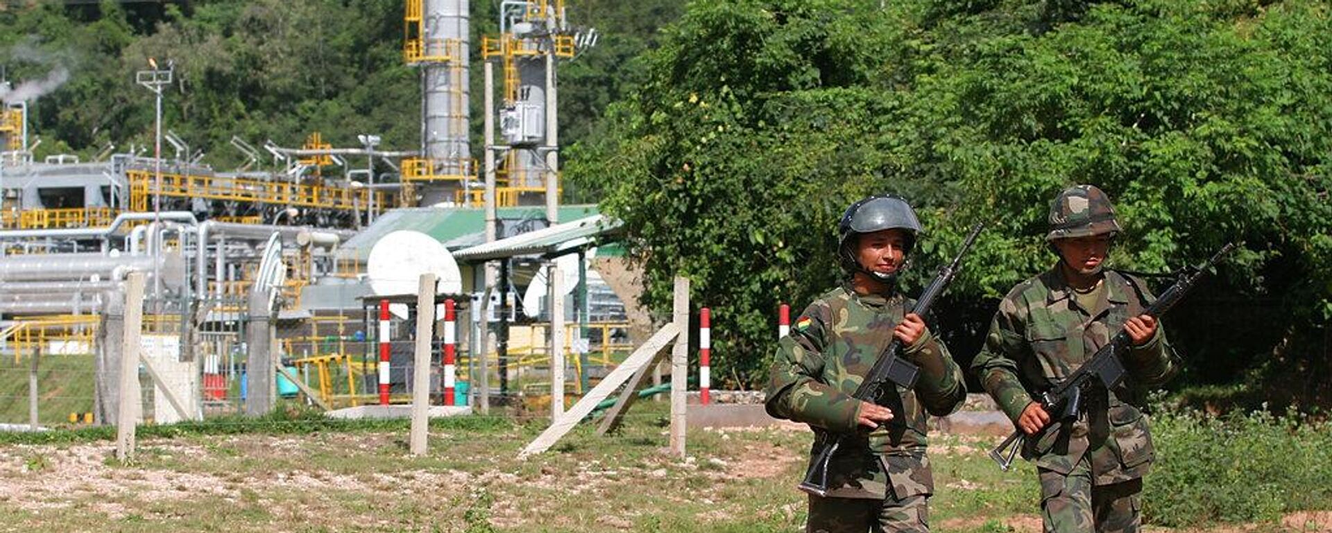 Dos soldados protegen el campo de gas de San Alberto - Sputnik Mundo, 1920, 27.02.2026