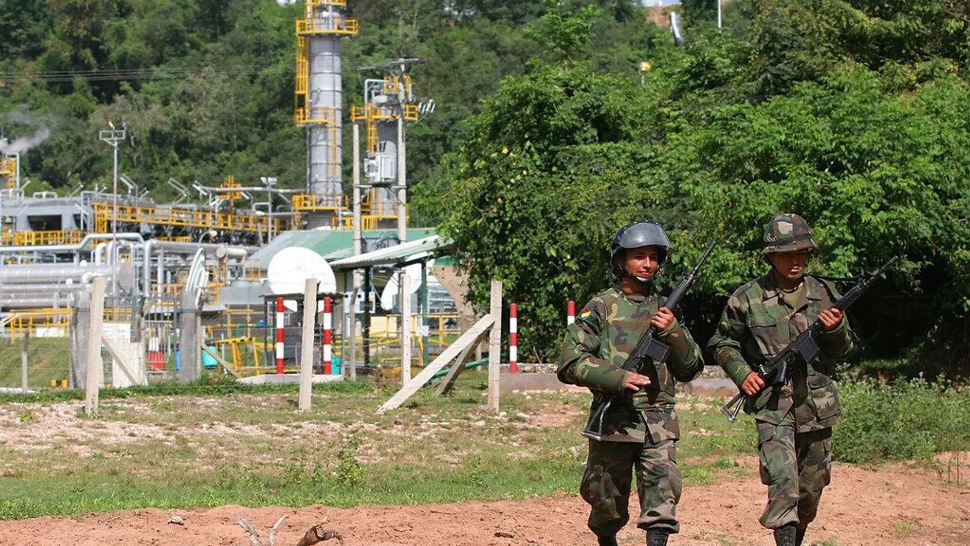 Dos soldados protegen el campo de gas de San Alberto - Sputnik Mundo, 1920, 27.02.2026