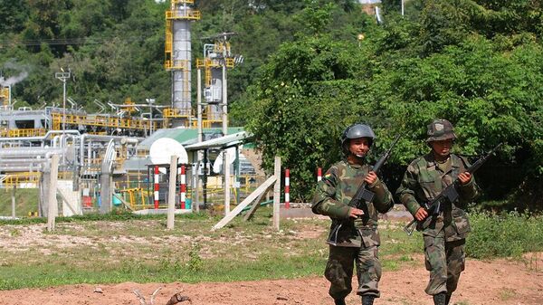 Dos soldados protegen el campo de gas de San Alberto - Sputnik Mundo