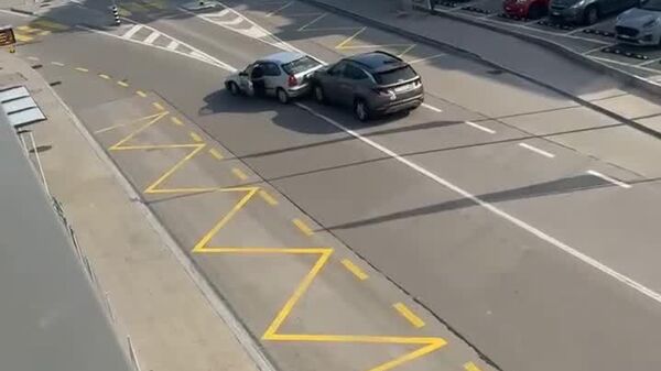 A este conductor le llegó el karma instantáneo - Sputnik Mundo