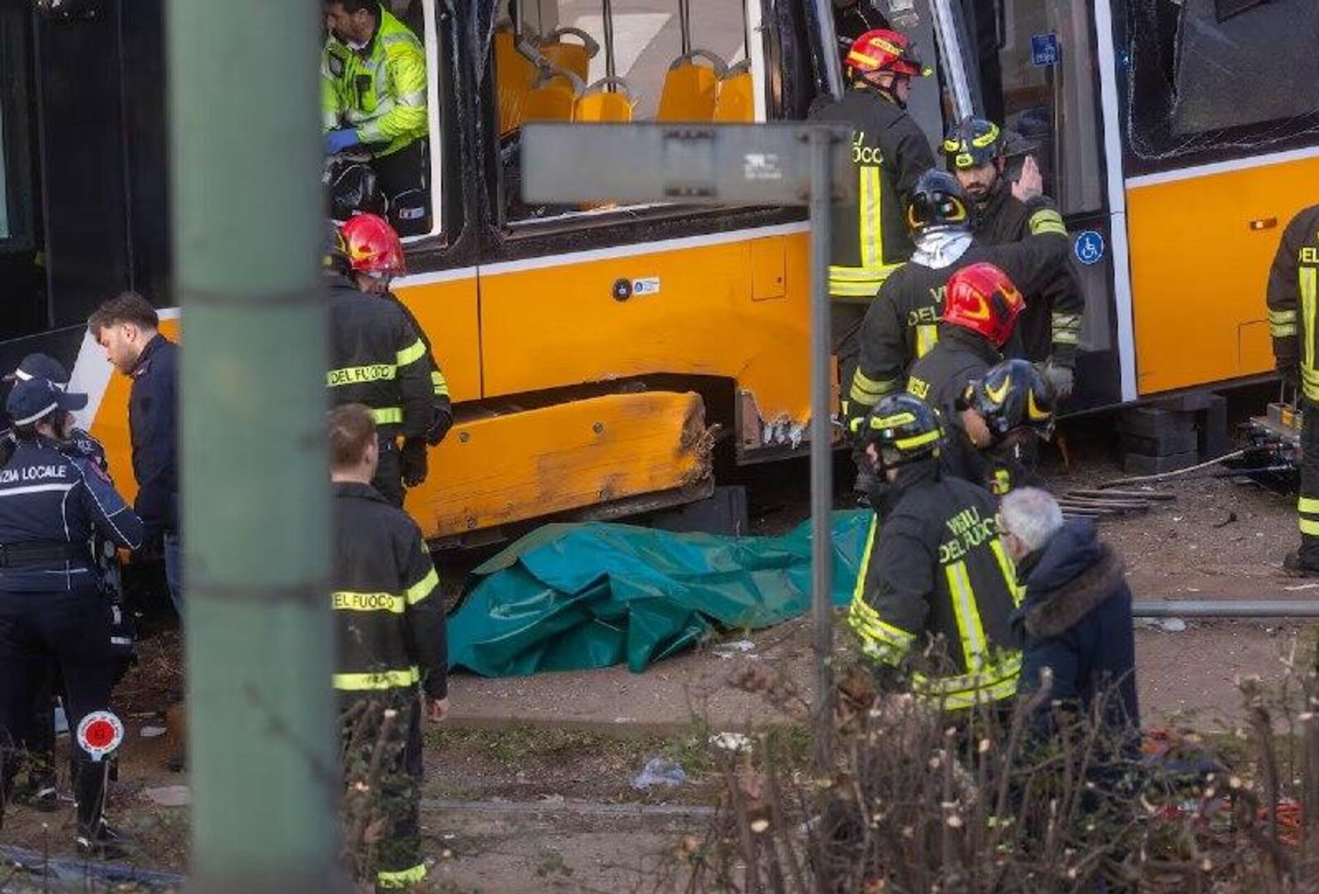 Descarrilamiento de un tranvía en Milán deja varios heridos y un muerto - Sputnik Mundo, 1920, 27.02.2026