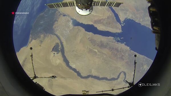 ¿Se ven los barcos? Un cosmonauta ruso muestra el canal de Suez desde una altura de 400 km - Sputnik Mundo
