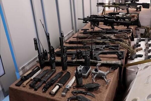 Cuba presenta el armamento incautado en la lancha con bandera de EEUU que invadió las aguas nacionales - Sputnik Mundo