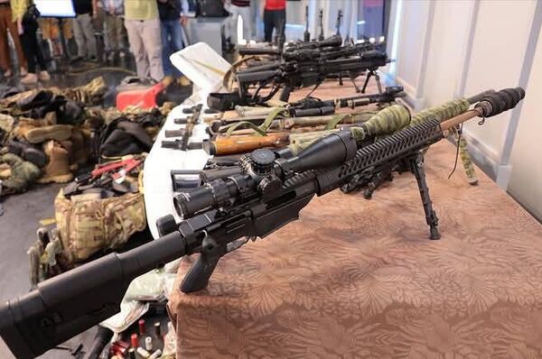 Cuba presenta el armamento incautado en la lancha con bandera de EEUU que invadió las aguas nacionales - Sputnik Mundo