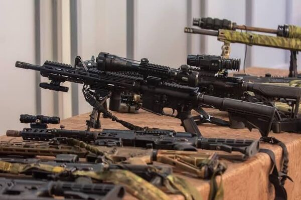 Cuba presenta el armamento incautado en la lancha con bandera de EEUU que invadió las aguas nacionales - Sputnik Mundo