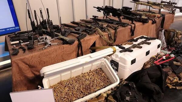 Cuba presenta el armamento incautado en la lancha con bandera de EEUU que invadió las aguas nacionales - Sputnik Mundo