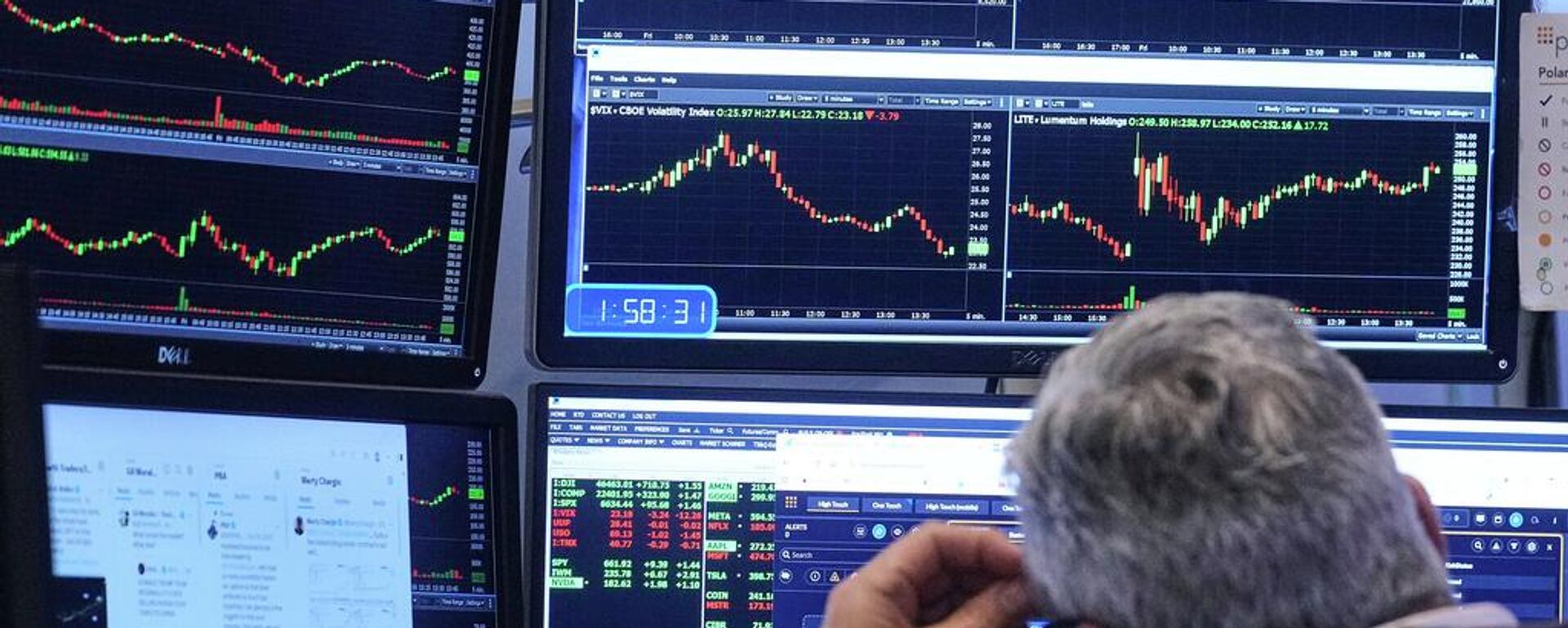 Un operador trabaja en el piso de la Bolsa de Valores de Nueva York, el viernes 21 de noviembre de 2025  - Sputnik Mundo, 1920, 28.02.2026
