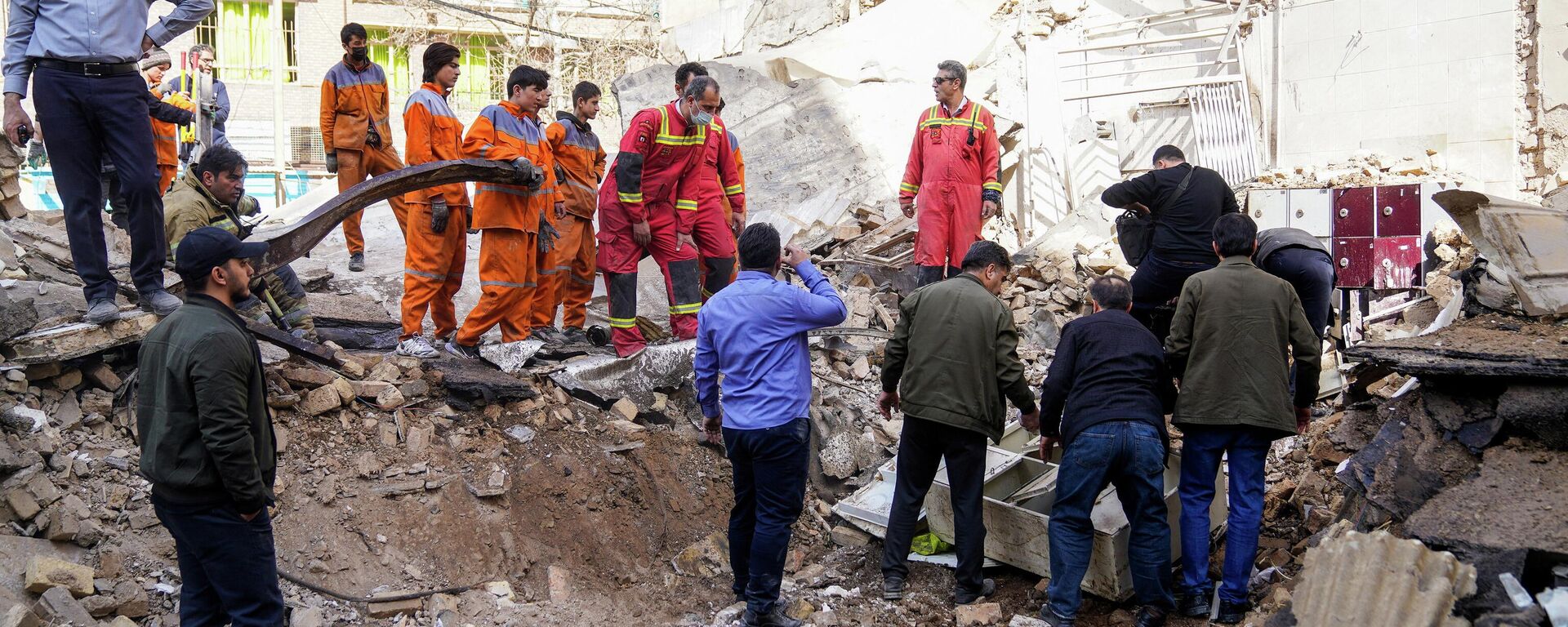Una vista muestra las consecuencias de un ataque israelí y estadounidense a un edificio en Teherán, Irán, el 28 de febrero de 2026  - Sputnik Mundo, 1920, 28.02.2026