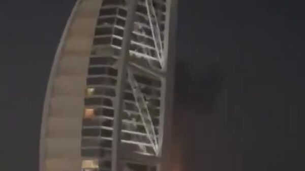 El Burj Al-Arab arde tras los ataques iraníes en Dubái - Sputnik Mundo