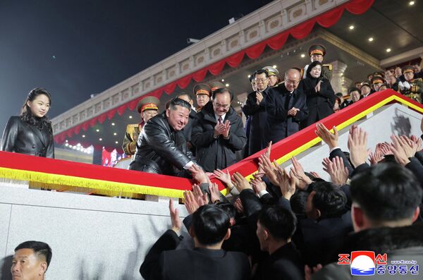 El líder norcoreano, Kim Jong-un, saluda a los presentes durante el desfile militar en conmemoración del noveno congreso del Partido del Trabajo de Corea en la capital norcoreana, Pionyang. - Sputnik Mundo