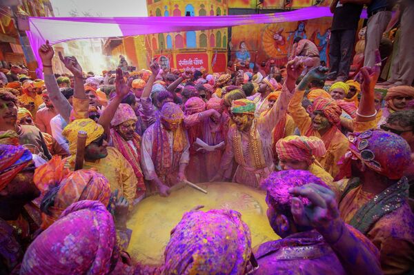 Los participantes se arrojan polvo de colores mutuamente en el marco de las festividades del Lathmar Holi en Barsana, Uttar Pradesh, India.Cada año, durante la festividad de Holi, miles de devotos y turistas acuden a las ciudades de Barsana y Nandgaon para celebrar el famoso festival hindú. - Sputnik Mundo