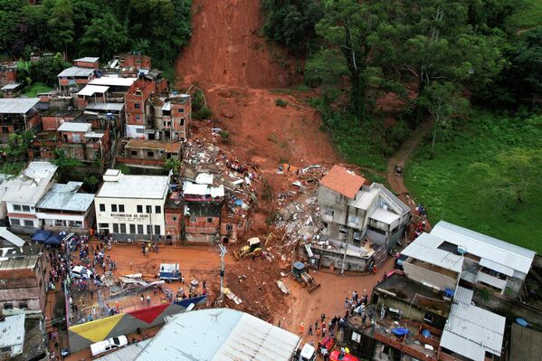 Casas derrumbadas permanecen en pie tras las fuertes lluvias y la gran inundación en el barrio Parque Burnier de la ciudad de Juiz de Fora, estado de Minas Gerais, Brasil. - Sputnik Mundo