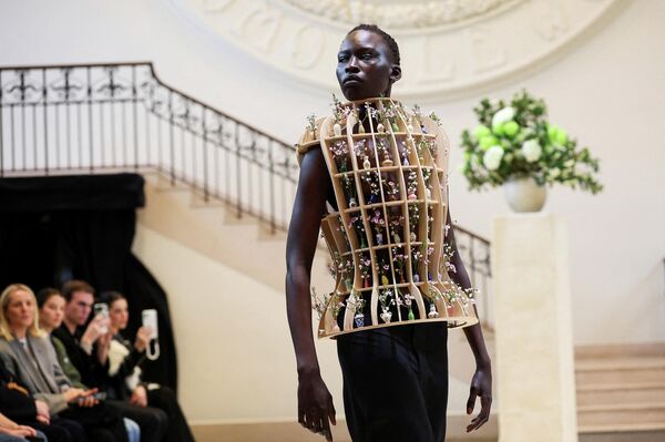 Una modelo presenta una creación de la colección Narcisista en la pasarela del desfile de THEVXLLEY durante la London Fashion Week en Londres, el Reino Unido. - Sputnik Mundo