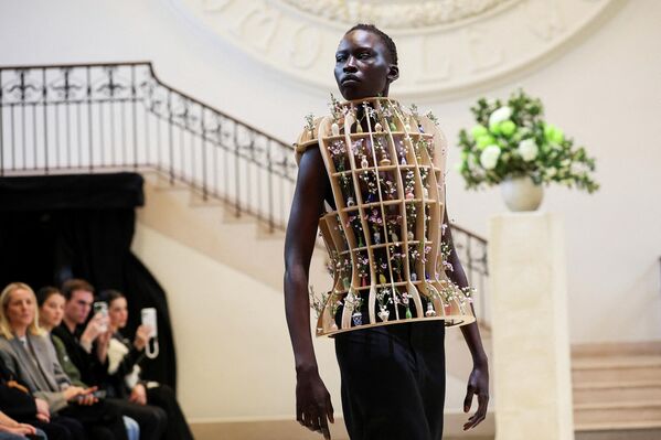 Una modelo presenta una creación de la colección Narcisista en la pasarela del desfile de THEVXLLEY durante la London Fashion Week en Londres, el Reino Unido. - Sputnik Mundo