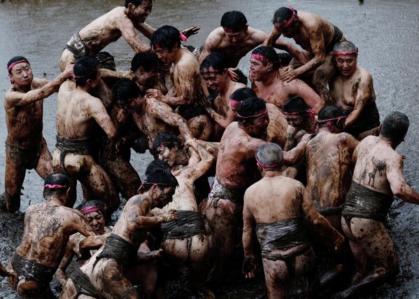 Participantes con taparrabos luchan en un campo embarrado durante el festival Hadaka Matsuri (conocido como el  Festival Desnudo), en Yotsukaido, prefectura de Chiba, Japón.Los organizadores explican que el festival, que data de hace 200 años, se realiza con el deseo de propiciar una cosecha generosa. - Sputnik Mundo