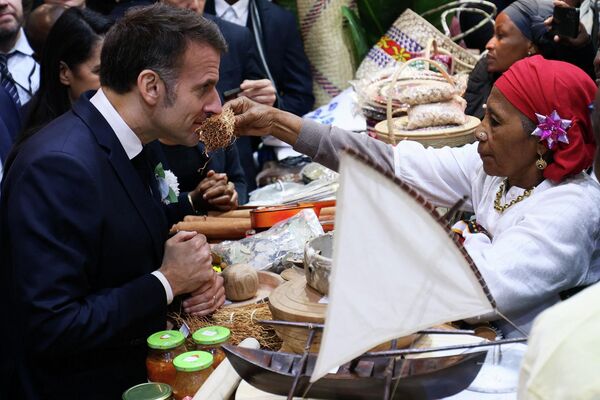 El presidente de Francia, Emmanuel Macron, visita un estand durante el día de apertura y la inauguración oficial del 62.º Salón Internacional de la Agricultura (Salon de l’Agriculture) en París, Francia. - Sputnik Mundo