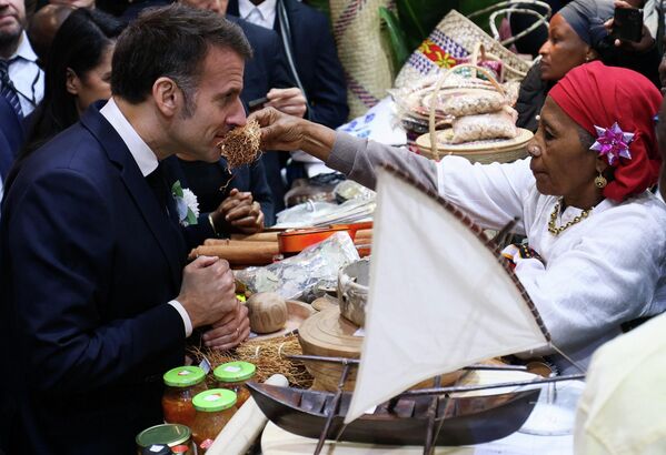 El presidente de Francia, Emmanuel Macron, visita un estand durante el día de apertura y la inauguración oficial del 62.º Salón Internacional de la Agricultura (Salon de l’Agriculture) en París, Francia. - Sputnik Mundo