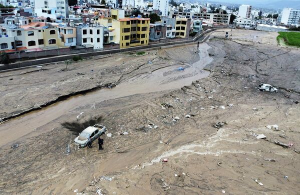 En una foto tomada con un dron, se ven autos dañados y cubiertos de barro tras una inundación repentina causada por lluvias torrenciales en Arequipa, Perú. - Sputnik Mundo