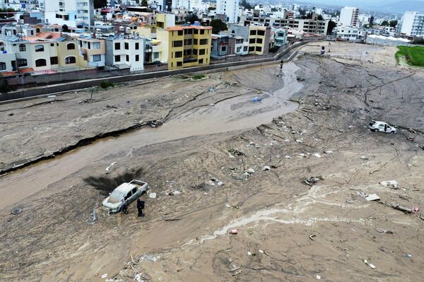 En una foto tomada con un dron, se ven autos dañados y cubiertos de barro tras una inundación repentina causada por lluvias torrenciales en Arequipa, Perú. - Sputnik Mundo