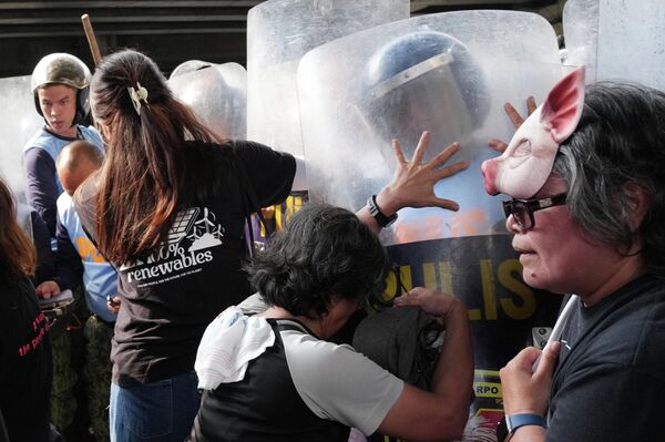 Manifestantes se enfrentan a la Policía durante un mitin anticorrupción, con motivo del 40.º aniversario del casi incruento golpe de Estado conocido como la Revolución del Poder del Pueblo, en la ciudad de Quezon, Filipinas. - Sputnik Mundo