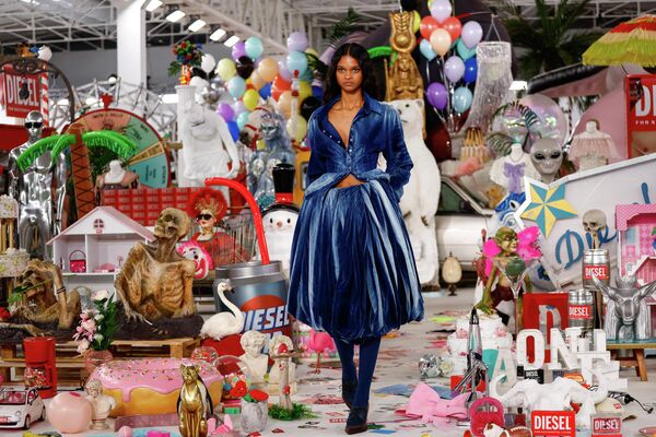 Una modelo presenta una creación de la colección Diesel otoño/invierno 2026/2027 durante la Semana de la Moda de Milán, Italia. - Sputnik Mundo