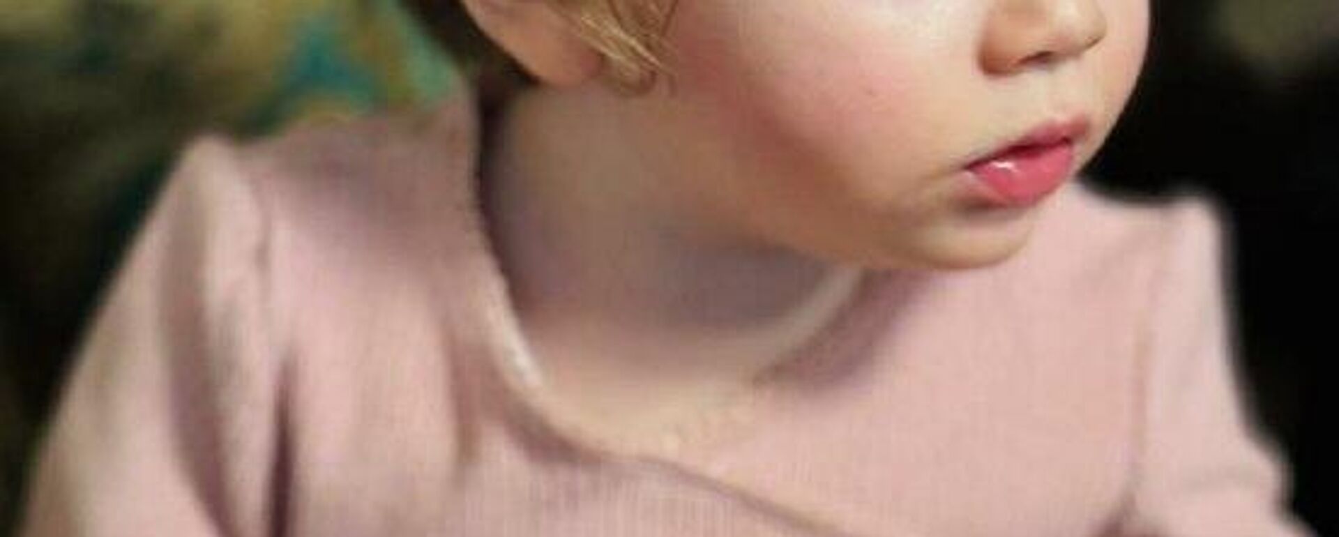 Zahra Mohamadi Golpayegani, de 14 meses, nieta del líder supremo iraní, el ayatolá Alí Jameneí, que fue martirizada en el ataque estadounidense-israelí - Sputnik Mundo, 1920, 01.03.2026